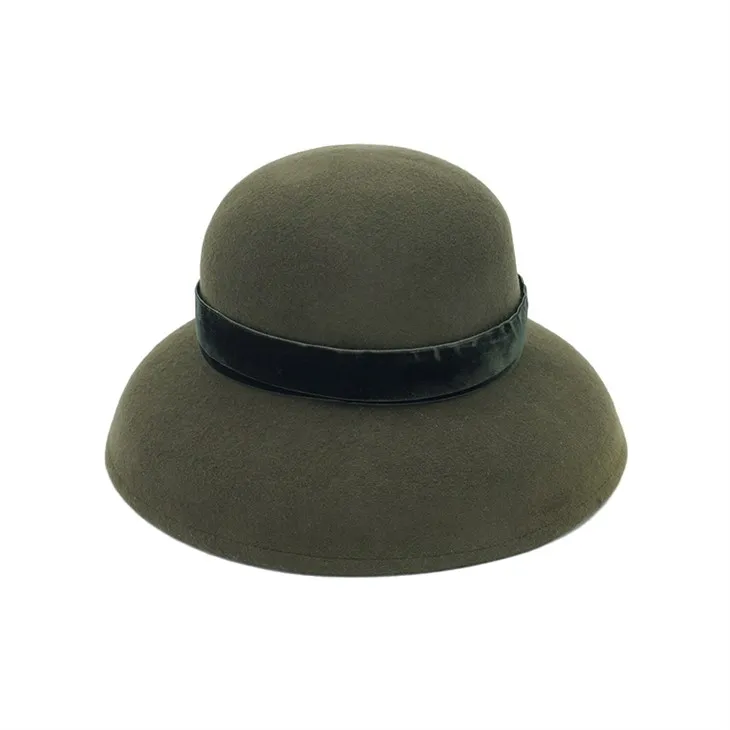 Cappelli di lana verde nerastro