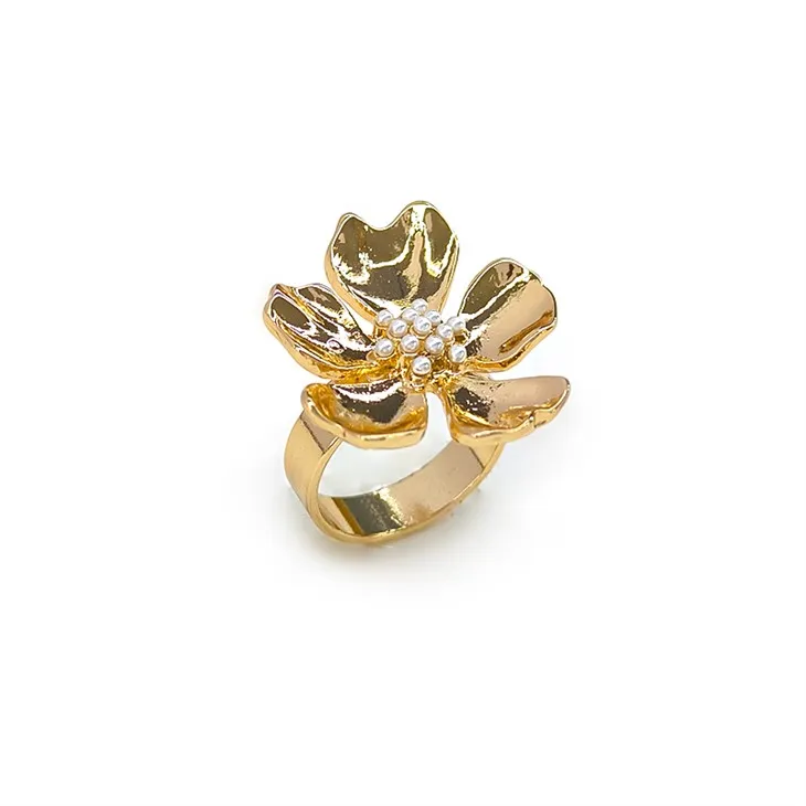 Anello in oro con fiori