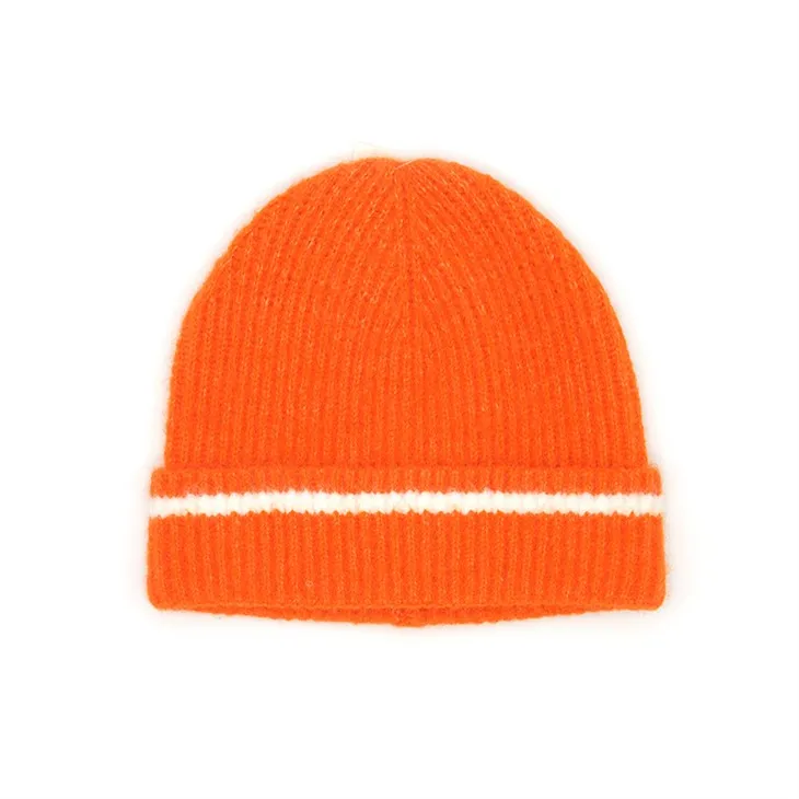 Cappelli in maglia di lana arancione