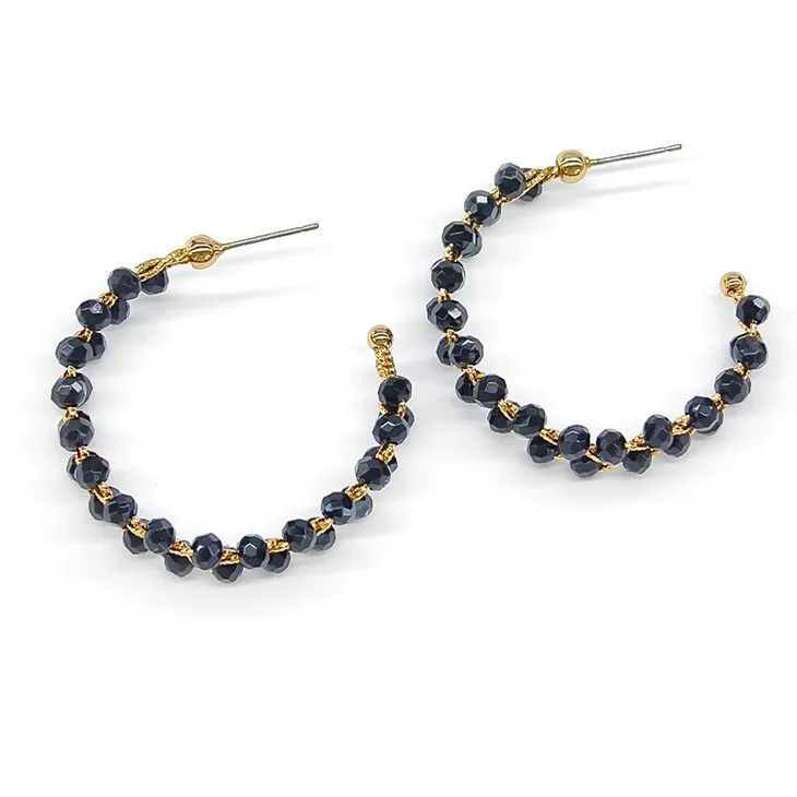 Orecchino a cerchio con perline nere