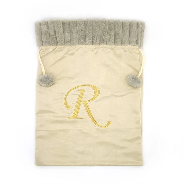 Calza natalizia con lettera gigante