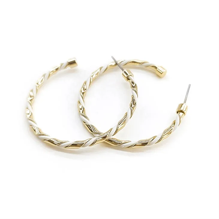 Orecchino con ciondolo con texture in oro