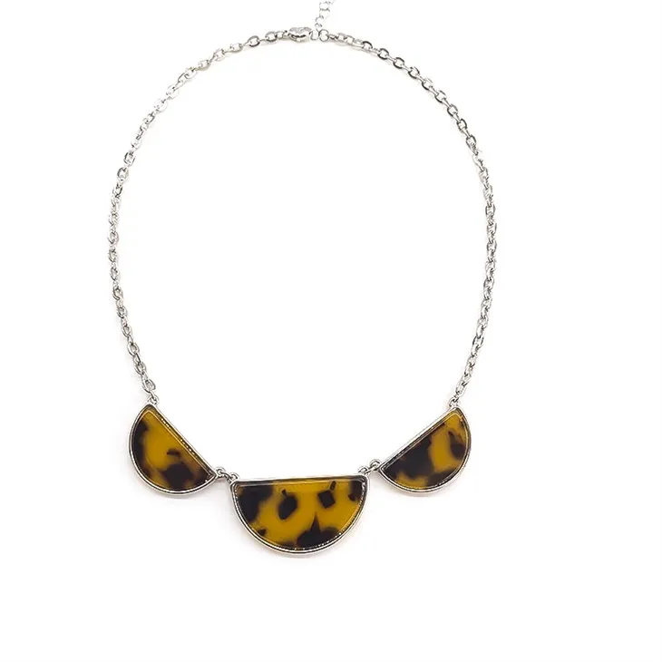 Collana con ciondolo a forma di stampa leopardata