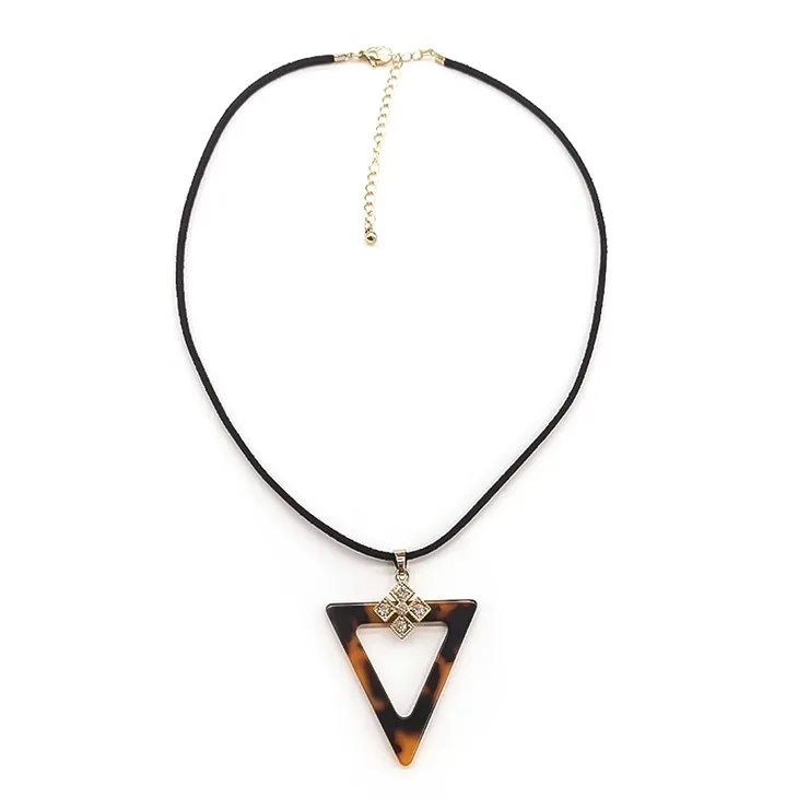 Collana con ciondolo triangolo